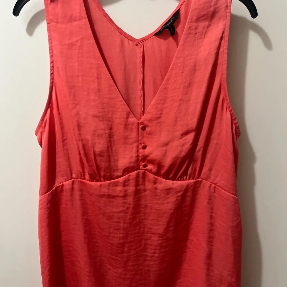 Sleeveless V-neck front and back smooth coral top banana republic, size large - Picture 3 of 4